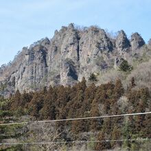 後ろが岩櫃山