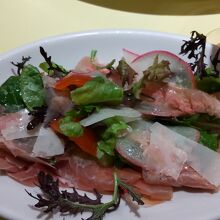 サラダ  思った以上のボリューム