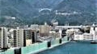 大きなアーチ橋の別府明礬橋