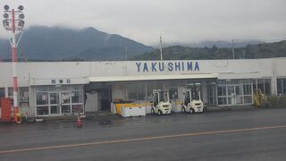 小さな空港で保安検査、荷物受け取りで待ち時間多い