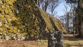 石垣しか残っていないがまさに天空の遺構といった趣きがある