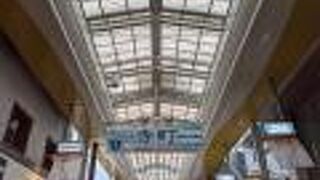 屋根付きのアーケード型商店街