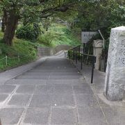 公園と墓地の間の階段の坂道