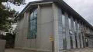 プロテスタントの教会なのですっきり。