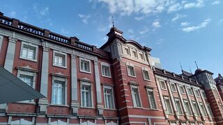 モダンな赤レンガ駅舎