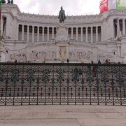 白い大理石の巨大建造物 ヴィットリオ エマヌエーレ2世記念堂