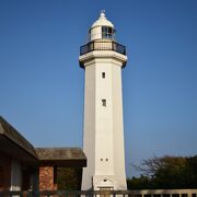 高台にある絶景を望む灯台