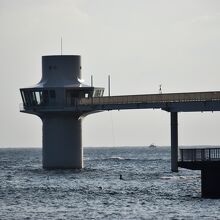 沖合にある海中展望塔