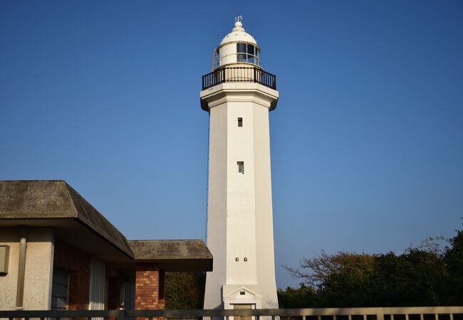 高台にある絶景を望む灯台