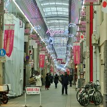 アーケードが長く続く商店街