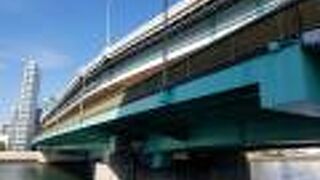 上に首都高速9号深川線が走る