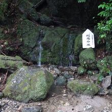 道路向かいにある紀元名水