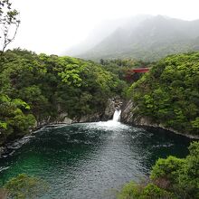 後方の山と橋と滝のコントラスト、きれいです