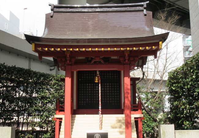 東京証券取引所の裏口の前にあって、渋沢栄一らが商業の神を祀って造営