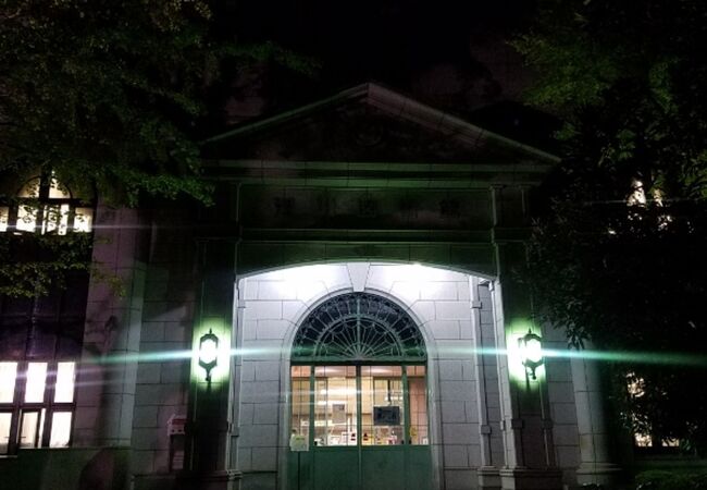 重厚な建物がライトで照らされていた