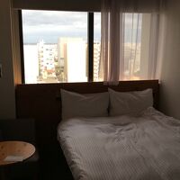 遠くに那覇の海が見えます  