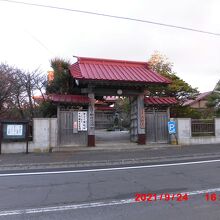 入り口も楼門の屋根も赤色