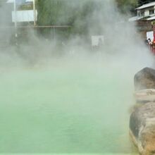 向こうに`鬼のモニュメント`