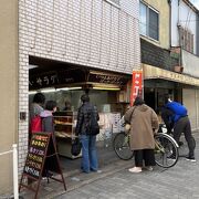 桜まつりで賑わう商店街