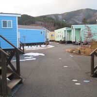パステルカラーのトレーラーハウスが並ぶ敷地内。
