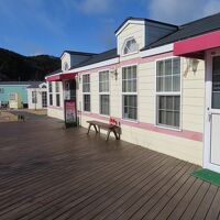 敷地ほぼ中央にある管理棟。お向かいにホテル食堂があります。