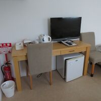 室内のデスク周り。