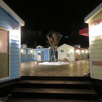 夜に見ると、ちょっと遊園地風。