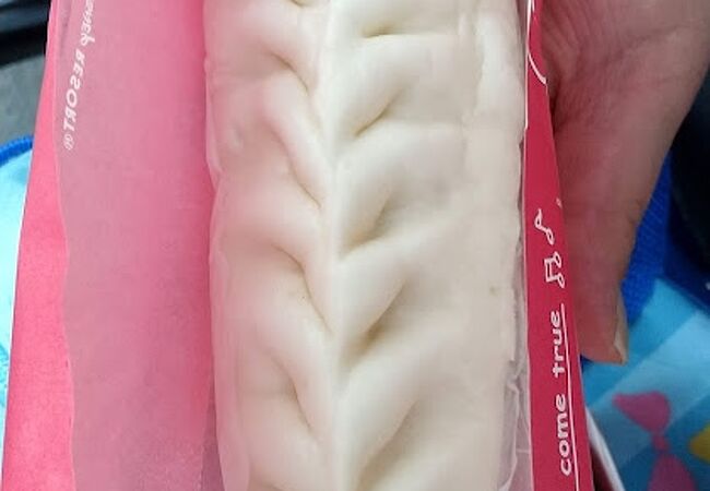 名物餃子ドッグは長い中華まんのような見た目と味、階段がありバリアフル