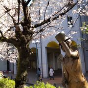 桜＆ブロンズ像