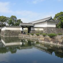 大手門（高麗門）から東御苑へと入れます