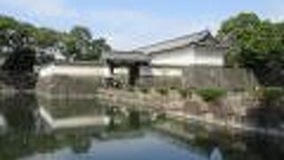 江戸城の正門だった大手門から東御苑に入って見学できます