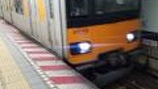 オレンジ色のラインの車両が来た