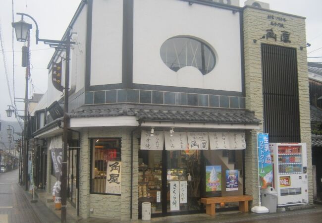 老舗らしい風格ですが、案外庶民的な風情で入店できるお店です