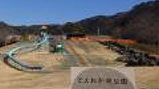 長い滑り台は子供に人気