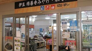 修善寺駅内の伊豆箱根鉄道の売店。しいたけそばが食べられる。
