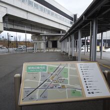 隣接する富山地鉄の通路
