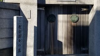 石造りの冠木門かな