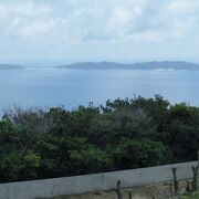 沖縄本島や慶良間の島々を見渡す