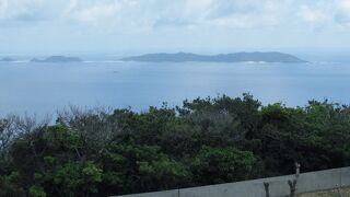 沖縄本島や慶良間の島々を見渡す