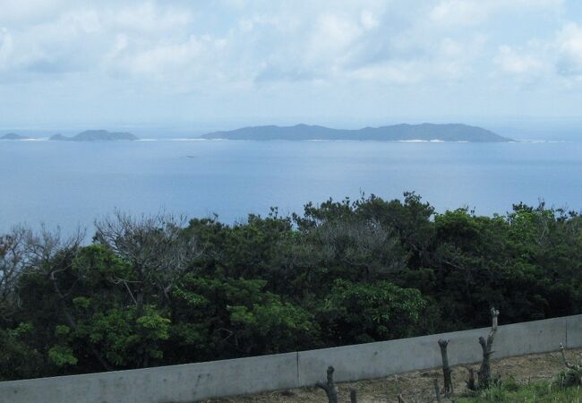 沖縄本島や慶良間の島々を見渡す