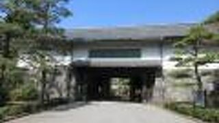 通用門も厳重な警備体制が組まれていたんですね