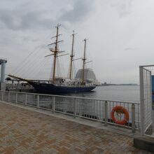 中突堤中央ターミナル（かもめりあ）前の神戸ベイクルーズ船