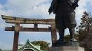 武将姿の秀吉の像