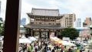 桜の咲く境内でマルシェ