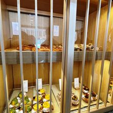 パンの陳列は、こんなショーケースの中