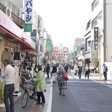 昼下がりの商店街。