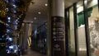 東京スカイツリーを通る電車