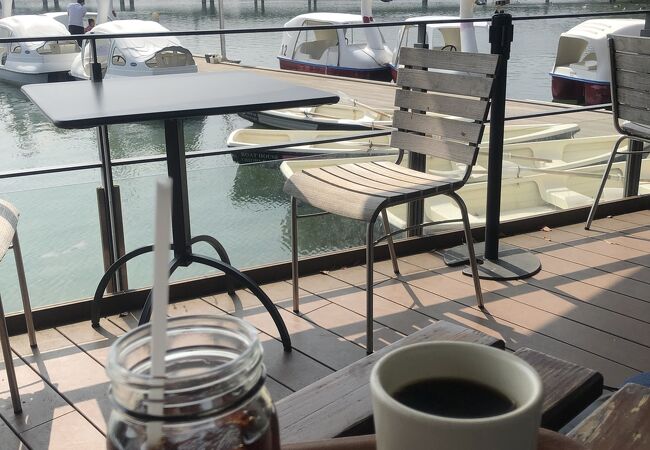 大濠公園の湖を眺めながらお茶