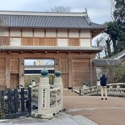 弘道館の目の前、復元された大きな城門です