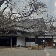幕末に創設された藩の学校。徳川慶喜が維新の際謹慎した場所でもあります